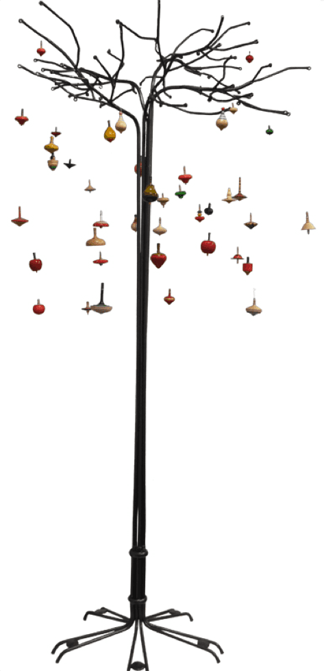 Arbre en fer forgé avec 50 toupies contemporaines suspendues visible à l'exposition-animation "Le Bal des Toupies" création originale de Tous en Jeu
