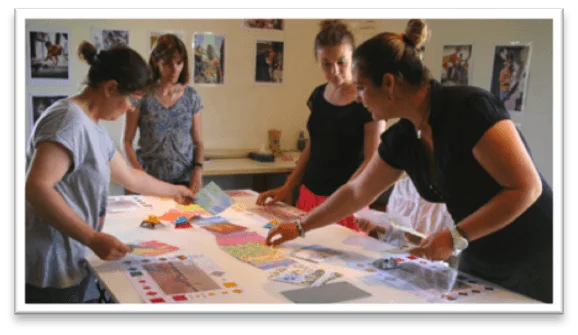 Atelier qui permet de fabriquer sa toupie en origami à l'exposition-animation "Le Bal des Toupies" création originale de Tous en Jeu