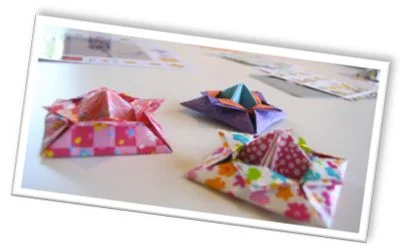 Atelier qui permet de fabriquer sa toupie en origami à l'exposition-animation "Le Bal des Toupies" création originale de Tous en Jeu
