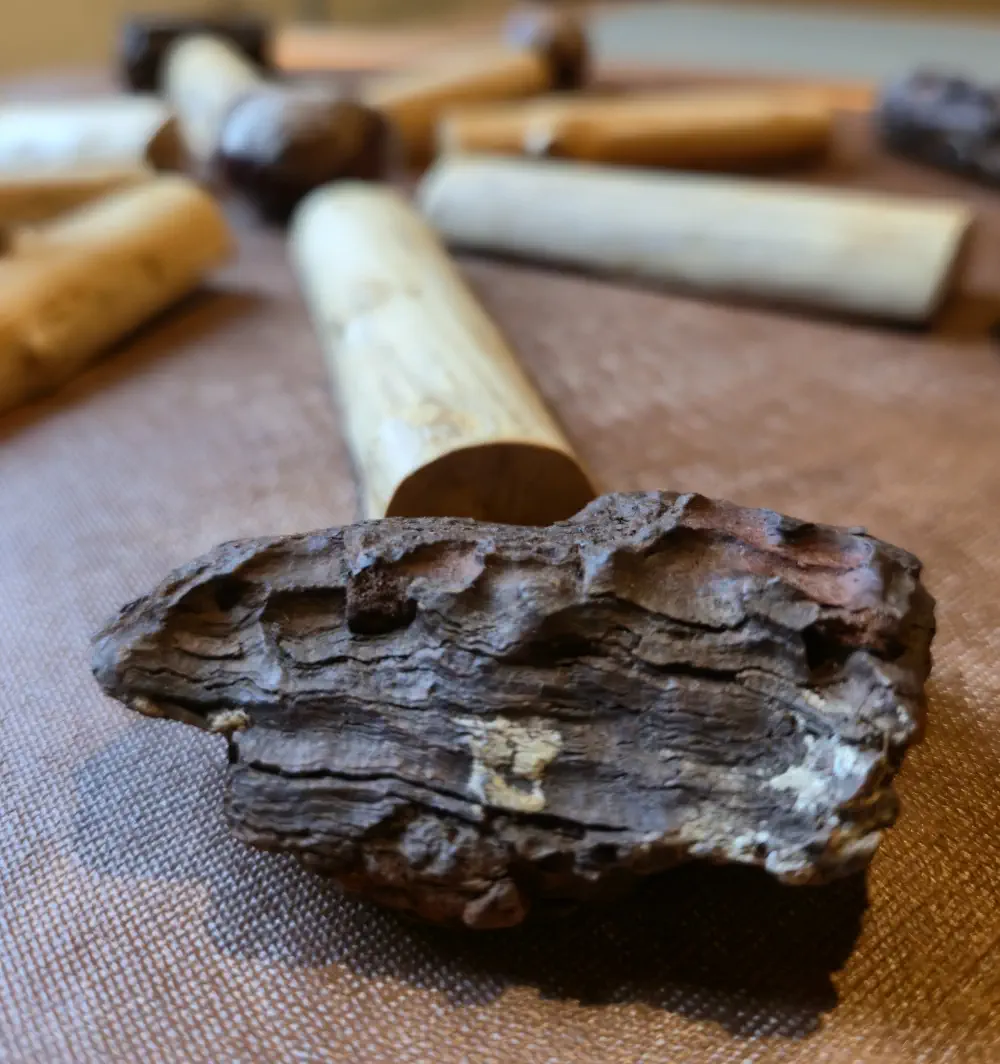 Atelier qui permet de fabriquer sa toupie en origami à l'exposition-animation "Le Bal des Toupies" création originale de Tous en Jeu