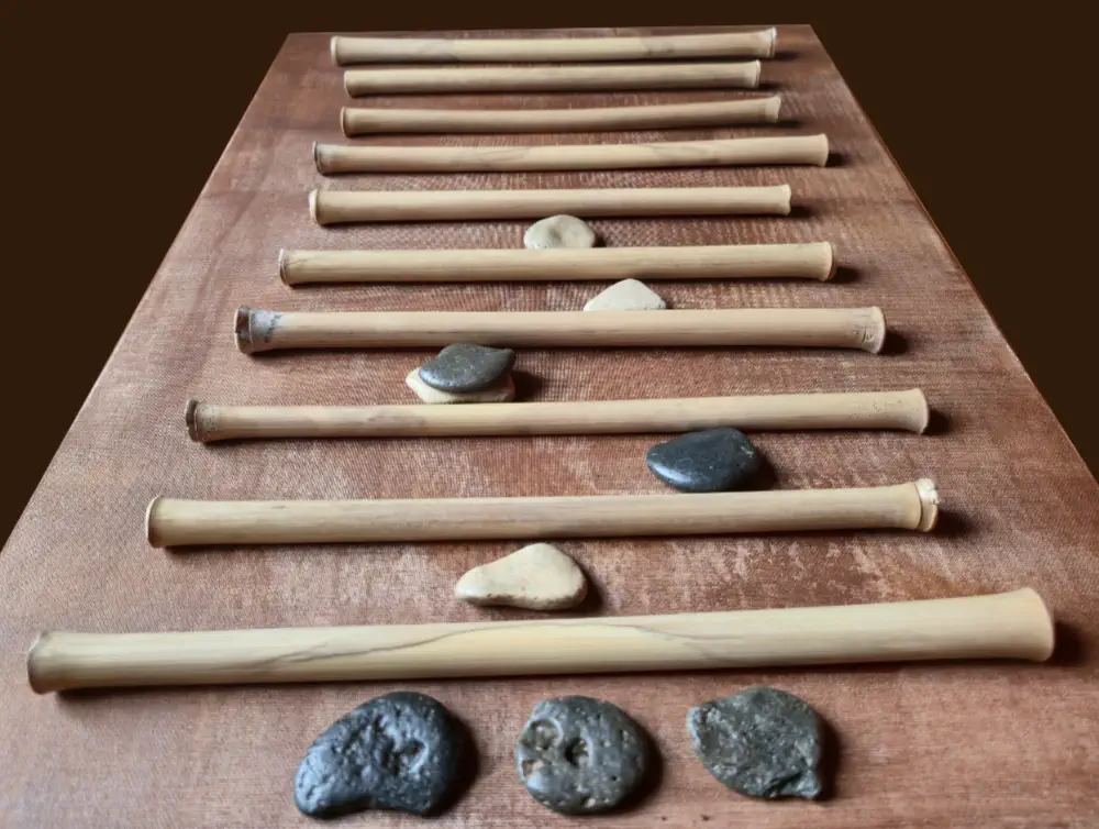 Atelier qui permet de fabriquer sa toupie en origami à l'exposition-animation "Le Bal des Toupies" création originale de Tous en Jeu