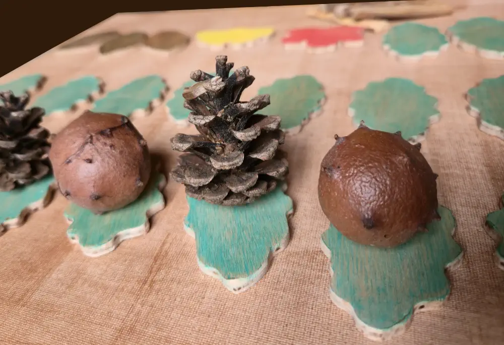 Atelier qui permet de fabriquer sa toupie en origami à l'exposition-animation "Le Bal des Toupies" création originale de Tous en Jeu