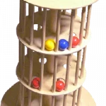 Grands jeu en bois de Tous en Jeu, la Tour Pizca est un jeu en hauteur qui se joue sur trois niveaux. Jeu en bois exceptionnel.