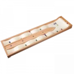 Bille en tête Grands jeux en bois de Tous en Jeu. Jeu aussi appelé « Whoops », fabriqué en Suisse par une fondation qui emploie des handicapés. Découvrez de nouvelles sensations en jouant aux billes. Destiné aux enfants et adultes. Le but du jeu est de marquer un maximum de points en lançant les billes sur une rampe inclinée. Les billes, pour marquer des points doivent revenir vers vous en empruntant des vagues. Malheureusement, si votre geste est trop fort, vos billes tomberont dans la rigole au bout du jeu. Une belle bille en acier, le joker, vous permettra de gagner plus de points en poussant dans le bon sens vos billes ou celles de vos adversaires !