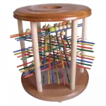 Grands jeu en bois de Tous en Jeu, le Mikabille est un jeu français. C’est une version en bois de Ouistiti et en version géante. Le Mikabille se joue avec un dé à 6 faces particulier. Si on obtient une couleur, il doit retirer une seule baguette de la couleur indiquée. Si on obtient un chiffre, on doit retirer une ou deux baguettes. Plus les baguettes sont retirées, plus il est difficile de ne pas faire tomber de billes : on les récupère alors sous le jeu. A la fin de la partie, c’est donc celui qui a le moins de billes qui a gagné.