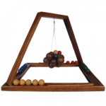 Grands jeu en bois de Tous en Jeu, Suspens est un jeu pour enfants, adultes et personnes âgées. Les joueurs à tour de rôle posent délicatement une boule de leur réserve sur la grappe commune. Si, des boules tombent, il récupère l’ensemble des boules tombées. Suspens garanti pour deviner qui sera vainqueur en fin de partie.