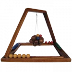 Suspens Grands jeu en bois de Tous en Jeu, Suspens est un jeu pour enfants, adultes et personnes âgées. Les joueurs à tour de rôle posent délicatement une boule de leur réserve sur la grappe commune. Si, des boules tombent, il récupère l’ensemble des boules tombées. Suspens garanti pour deviner qui sera vainqueur en fin de partie.