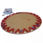 Tiobolo - Allemagne Jeu du monde de Tous en Jeu, jeu contemporain allemand, signé par l’auteur Walter Thiess, est un jeu qui sollicite votre dextérité, votre précision et votre concentration. Les parrains de ce jeu sont le golf, le billard ou encore la roulette.