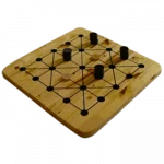 Jeu du monde Bagh Bandi de Tous en Jeu originaire du Ceylan. Fait partie d'une vaste famille de jeux où le nombre de pions est déséquilibré entre les joueurs.