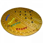 Barricades - Allemagne Jeu du monde de Tous en Jeu, Barricades est un jeu de parcours allemand et qui semble s’inspirer du Pachisi dont le nom original « Malefiz » (du latin maleficus).