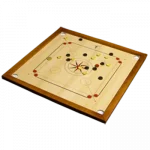 Grands jeux en bois de Tous en Jeu. Jeu traditionnel et jeu du monde provenant de l’Inde ou encore de la Birmanie et du Yémen. C’est un jeu d’estaminet et d’adresse. Il se joue en équipe de deux contre deux. Il peut s’installer en extérieur pour tous types de manifestations. Il peut s’écrire indifféremment Carrom ou Carom. Depuis le siècle dernier, le Carrom est devenu l'un des passe-temps favori des Indiens. On y joue dès le plus jeune âge et le jeu devient plus tard activité sociale brisant bien souvent la routine du quotidien. Les premiers tournois se seraient déroulés en 1935 au Sri Lanka.
