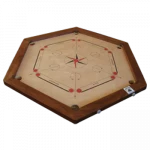 Carrom hexagonal Grands jeux en bois de Tous en Jeu. Jeu traditionnel et jeu du monde provenant de l’Inde ou encore de la Birmanie et du Yémen. C’est un jeu d’estaminet et d’adresse. Il se joue en équipe de deux contre deux. Il peut s’installer en extérieur pour tous types de manifestations. Il peut s’écrire indifféremment Carrom ou Carom. Depuis le siècle dernier, le Carrom est devenu l'un des passe-temps favori des Indiens. On y joue dès le plus jeune âge et le jeu devient plus tard activité sociale brisant bien souvent la routine du quotidien. Les premiers tournois se seraient déroulés en 1935 au Sri Lanka.