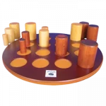 Gobblet géant Grands jeux en bois de Tous en Jeu. Jeu en bois esthétique et ludique de Thierry Denoual. Edité par Gigamic mais épuisé. Existe en version mini ou deluxe. Chaque joueur à son tour a le choix entre deux possibilités : - Amener un nouveau gobelet en jeu sur une case vide de son choix. - Prendre un gobelet déjà posé et le reposer sur une case de son choix. Soit vide, soit contenant un gobelet plus petit à l’adversaire ou à soi : C’est le gobage. Gober une pièce adverse permet de la faire disparaître. Mais si le gobelet qui l’a capturé se déplace, il libérera le captif. Gober une des ses pièces permet de protéger une pièce plus petite (qui se fait gober par tous les plus gros qu’elle) ou de se faire oublier pour réapparaître plus tard. Si d’aventure votre adversaire réalise un alignement de 3, il est possible d’amener en jeu un nouveau gobelet même sur une case occupée. C’est la seule manière de pouvoir gober en mettant un gobelet en jeu.