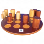 Grands jeux en bois de Tous en Jeu. Jeu en bois esthétique et ludique de Thierry Denoual. Edité par Gigamic mais épuisé. Existe en version mini ou deluxe. Chaque joueur à son tour a le choix entre deux possibilités : - Amener un nouveau gobelet en jeu sur une case vide de son choix. - Prendre un gobelet déjà posé et le reposer sur une case de son choix. Soit vide, soit contenant un gobelet plus petit à l’adversaire ou à soi : C’est le gobage. Gober une pièce adverse permet de la faire disparaître. Mais si le gobelet qui l’a capturé se déplace, il libérera le captif. Gober une des ses pièces permet de protéger une pièce plus petite (qui se fait gober par tous les plus gros qu’elle) ou de se faire oublier pour réapparaître plus tard. Si d’aventure votre adversaire réalise un alignement de 3, il est possible d’amener en jeu un nouveau gobelet même sur une case occupée. C’est la seule manière de pouvoir gober en mettant un gobelet en jeu.