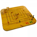 Jeux du Monde de Tous en Jeu, il se nomme la Hyène. Le jeu de la Hyène est pratiqué au Sahara - Soudan. Ce jeu évoque un conte populaire, il se joue sur une spirale tracée à même le sol et le jet de 3 bâtonnets. 3 ou 4 joueurs.