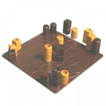 Quarto géant Grands jeux en bois de Tous en Jeu. Jeu crée par Blaise Muller. Edité par Gigamic. On apprécie particulièrement : les parties très rapides, le matériel tout en bois, on le laisse sur la table en décoration, la simplicité mais le principe ultra malin qui promet de sacrés duels. Il existe une version de ce jeu pour permettre aux joueurs non-voyants de profiter pleinement « quarto access ». La présence de masques permet à tous de jouer à égalité de chances tout en mettant l’accent sur le sens du toucher et la mémoire. Les seize pièces du jeu, toutes différentes, possèdent chacune 4 caractères distincts : haute ou basse, ronde ou carrée, claire ou foncée, pleine ou creuse. Chacun à son tour choisit et donne une pièce à l'adversaire, qui doit la jouer sur une case libre. Le gagnant est celui qui, avec une pièce reçue, crée un alignement de 4 pièces ayant au moins un caractère commun et annonce : «QUARTO!»