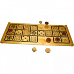 Jeux du Monde de Tous en Jeu, il se nomme le Royal d'Ur. Le Royal d'Ur est le plus vieux jeu du monde, son origine est de Mésopotamie. C'est à Ur, antique cité irakienne qu'il fût découvert lors de fouilles dans le cimetière royal.