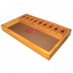 Shut the box Grands jeux en bois de Tous en Jeu. Connu aussi sous le nom « fermez la boîte ». Il trouve son origine en Angleterre au XVIIIe Siècle. Le Loptinh est l’ancêtre de ce jeu, il matérialise un décompte obtenu avec des dés. Ce jeu est connu en France sous le nom de Trac. Ce jeu est pratiqué dans les bars, il est sujet aux paris. Le joueur dispose de deux dés. Après un jet, il ferme les chiffres correspondant à son tirage, soit en décomposant les deux dés, soit en les additionnant. Le joueur continue à lancer les dés tant qu’il peut fermer un chiffre. Lorsqu’il ne peut plus fermer de chiffre, la somme des chiffres restant visible lui est comptée. La main passe au joueur suivant. Le gagnant sera celui qui aura enregistré le plus petit nombre.