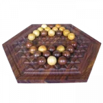 Grands jeux en bois de Tous en Jeu. Abalone fut inventé par deux auteurs français en 1987, Michel Lalet et Laurent Lévi. Il fut primé à de nombreux concours, dont le concours de Boulogne-Billancourt. Il a connu un succès considérable, entretenu par des tournois et un réseau de distribution international. Jeu destiné aux personnes en situation d’handicaps. Il s’agit de faire rouler hors du plateau 6 boules de l’adversaire. Les boules se déplacent en roulant d’une cavité à l’autre par simple pression du doigt sur une rangée de boules. Pour les pousser, il faut être en position de supériorité et en contact avec elles.