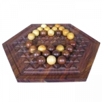 Abalone en palissandre Grands jeux en bois de Tous en Jeu. Abalone fut inventé par deux auteurs français en 1987, Michel Lalet et Laurent Lévi. Il fut primé à de nombreux concours, dont le concours de Boulogne-Billancourt. Il a connu un succès considérable, entretenu par des tournois et un réseau de distribution international. Jeu destiné aux personnes en situation d’handicaps. Il s’agit de faire rouler hors du plateau 6 boules de l’adversaire. Les boules se déplacent en roulant d’une cavité à l’autre par simple pression du doigt sur une rangée de boules. Pour les pousser, il faut être en position de supériorité et en contact avec elles.