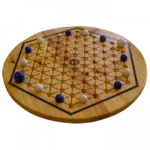 Jeu du monde de Tous en Jeu, Agon - France ou Angleterre, fin du 18e siècle. Agon ou les Gardes de la Reine, ce jeu est remarquable par le mode de prise par encadrement, sans élimination de billes de jeu, celles-ci doivent seulement reprendre leur parcours sur la ligne de départ.