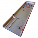 Grands jeux en bois de Tous en Jeu, Découvrez le jeu en bois géant curling, un jeu d’adresse intergénérationnel. Ce magnifique jeu en bois est destiné aux enfants et aux adultes. Il est un excellent moyen de développer l’adresse et la motricité chez la personne âgée. Gagnant est le joueur qui approche son pion le plus près possible du point central de la cible. La partie se joue en 15 points.