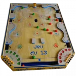Grands jeux en bois de Tous en Jeu. Le jeu de tir, appelé Pétanque remonte à l’antiquité. Chaque joueur disposant de boules se place à la même distance d’un but constitué d’un repère appelé cochonnet. Il s’agit de lancer la boule le plus près possible du but. Ce jeu peut également se jouer sur table en voici un exemple contemporain : Le jeu du 13. Ce jeu inventé par Alain Papat. Le jeu du 13 a toute sa place dans les ludothèques, MJC, écoles, entreprises. Issu d’un jeu traditionnel, jeu d’estaminet par excellence, ce jeu est incontournable pour toutes les fêtes.