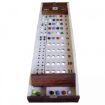 Grands jeux en bois de Tous en Jeu. Jeu de logique inventé par Marco Meirovitz vers 1960. Il fut commercialisé en France puis en Allemagne sous le nom « le plus malin » (1970) et ensuite « supermalin » (1972). L’appellation anglo-saxonne se révèlera être la meilleure (1973). Le Mastermind ou Master Mind est un jeu de société pour deux joueurs dont le but est de trouver un code (couleur et position de 4 ou 5 pions) en 10 ou 12 coups.