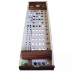 Mastermind Grands jeux en bois de Tous en Jeu. Jeu de logique inventé par Marco Meirovitz vers 1960. Il fut commercialisé en France puis en Allemagne sous le nom « le plus malin » (1970) et ensuite « supermalin » (1972). L’appellation anglo-saxonne se révèlera être la meilleure (1973). Le Mastermind ou Master Mind est un jeu de société pour deux joueurs dont le but est de trouver un code (couleur et position de 4 ou 5 pions) en 10 ou 12 coups.