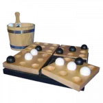 Grands jeux en bois de Tous en Jeu. Jeu en version surdimensionné. Jeu de plateau inventé par Thomas Flodén. Pentago est un jeu de stratégie abstrait pour deux joueurs inventé par la compagnie suédoise Mindtwister. Le jeu est joué sur un tablier 6×6, divisé en quatre tabliers secondaires 3×3. À chaque tour, chaque joueur place une bille de sa couleur (noire ou blanc) sur un espace inoccupé sur le tablier, et puis tourne un des tabliers secondaires de 90 degrés dans le sens des aiguilles d'une montre ou dans le sens contraire. Un joueur gagne en obtenant cinq de ses billes dans une rangée verticale, horizontale ou diagonale (après la rotation du tablier). Si chacun des 36 espaces est occupé sans que ne soit formé une rangée de cinq billes de la même couleur, alors la partie est nulle. Pentago a reçu de nombreux prix en France, en Finlade et en Belgique. Jeu qui nécessite de la réflexion et de la programmation.