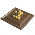 Pylos géant Grands jeux en bois de Tous en Jeu. Sous sa version géante, Pylos a été couronné Jeu de l'année en Italie et aux U.S.A., Pylos impose un nouveau principe, simple mais génial, dans le domaine de la stratégie: un jeu très riche, aux multiples subtilités. Edité par Gigamic. Les deux joueurs reçoivent chacun 15 billes qu'ils doivent disposer tour à tour sur le plateau, en forme de pyramide. Deux principes simples permettent d'économiser des billes: -déplacer une bille déjà jouée, en la montant d'un ou plusieurs niveaux. -réaliser un carré à sa couleur, ce qui autorise à reprendre deux billes sur le plateau. Celui qui économise le plus de billes gagne la partie en posant la dernière au sommet de la pyramide.